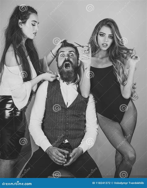 Friseursalon Sch Nes Brunette M Dchen Mit Frisur Und Bilden Lokalisiert Auf Wei Em Hintergrund