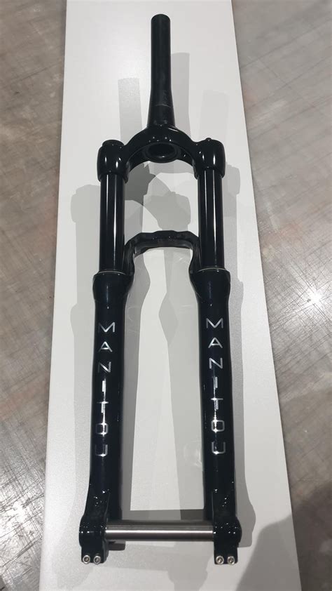 Manitou Circus Expert 26in 100mm 20mm Bolt Thru Mountain Bike Forks