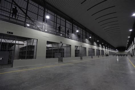 asi es por dentro la nueva carcel de el salvador la mas grande de america