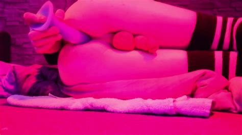 Фембой развлекается соло с синим членом Pornhub Gay