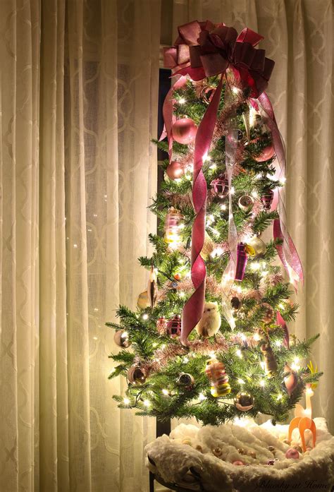 Decorate Tabletop Christmas Trees: 4 Beautiful Color Theme Ideas