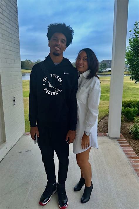 Jayden Daniels’ mom hilariously sits between him and JuJu Watkins