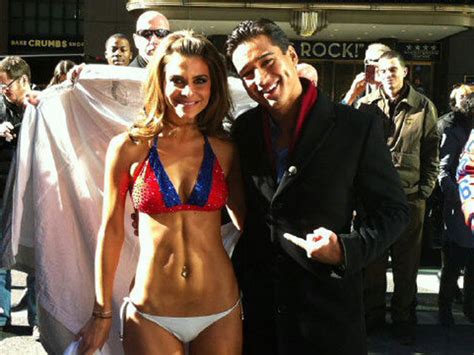 Periodista perdió una apuesta y posó en bikini en pleno Times Square Infobae