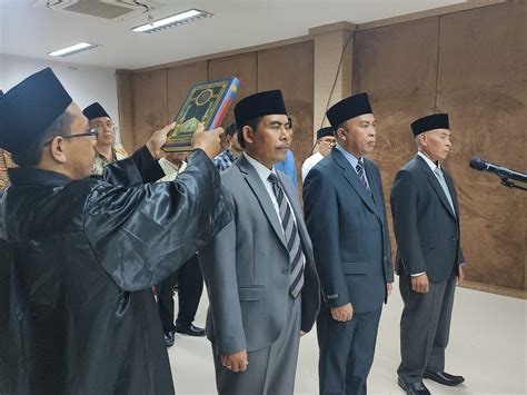 PELANTIKAN DAN PENGAMBILAN SUMPAH JABATAN WAKIL REKTOR DUA WAKIL DEKAN