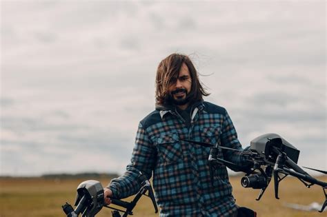 Pilote D Homme Tenant Un Drone Quadricopt Re Dans Les Mains Sur Le