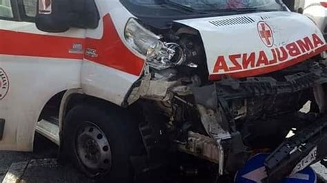 Incidente In Corso Lecce Angolo Via Medici Auto Contro Ambulanza