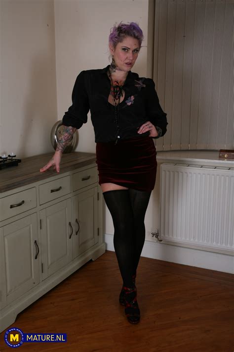 Leggy Lady Shows Body In MILF Sex Pics In High Quality