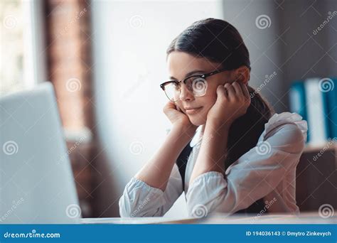 überraschtes Brunette Mädchen in Den Brillen Darauf Schauen Stockbild Bild von beteiligt