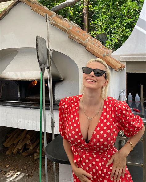 Caroline Vreeland Big Cleavage Hot Celebs Home