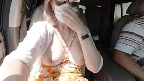 Sexy Milf Senza Mutandine E Senza Reggiseno Sta Imparando A Guidare La Macchina Con Il Suo