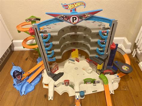 Grosse Hot Wheels Parkgarage Mit Hai Gebraucht In Richterswil F R Chf Nur Abholung Auf