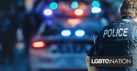 Capitán de policía gay demanda después de ser degradado por tomar licencia familiar