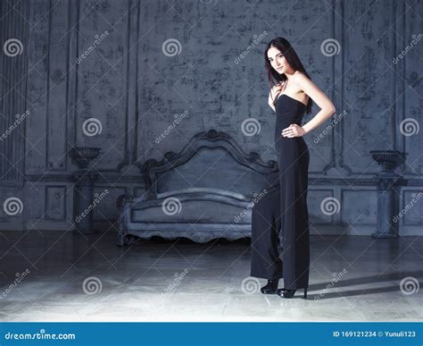 Schoonheid Jonge Brunette Vrouw In Luxe Thuis Thuis Thuis In De Slaapkamer Rijke Mensen