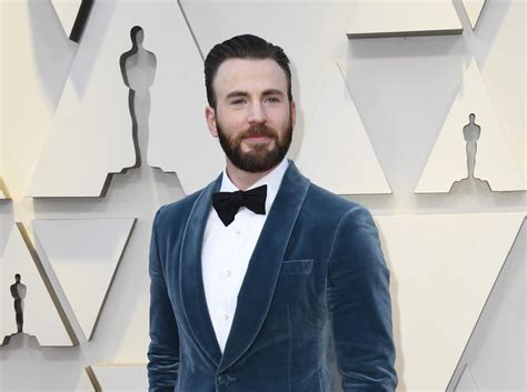 Жена Криса Эванса показала обручальное кольцо