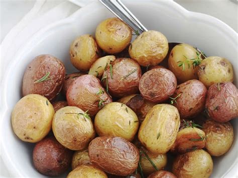 Pommes de terre primeurs ou nouvelles à l ail sautées en cocotte