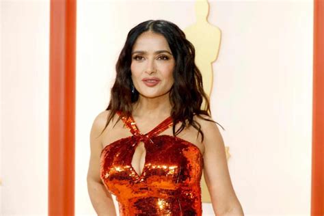 Salma Hayek impresiona con su bikini en sus vacaciones familiares en México