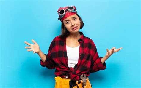 Mujer Latina Joven Que Parece Feliz Arrogante Orgullosa Y Satisfecha