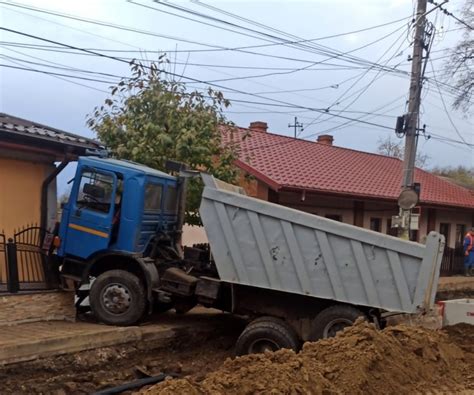 FOTO Ciocnire între un camion un buldoexcavator și două mașini pe o