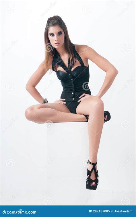 Mulher Sexy Morena Em Lingerie Negra Que Se Posiciona Sobre Fundo Branco Imagem De Stock