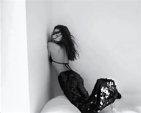 Zhou Dongyu S Half Naked Blockbuster Was Taken Without A Shirt INEWS