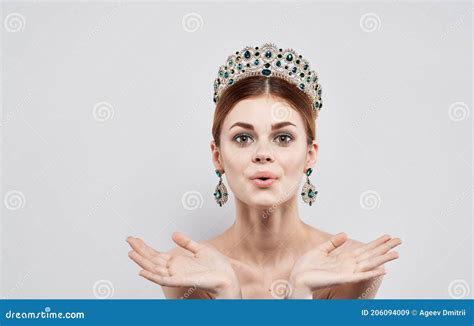 Pretty Woman Naked Shoulders Decoration Crown On The Head Luxury Stock Image Image Of Clean