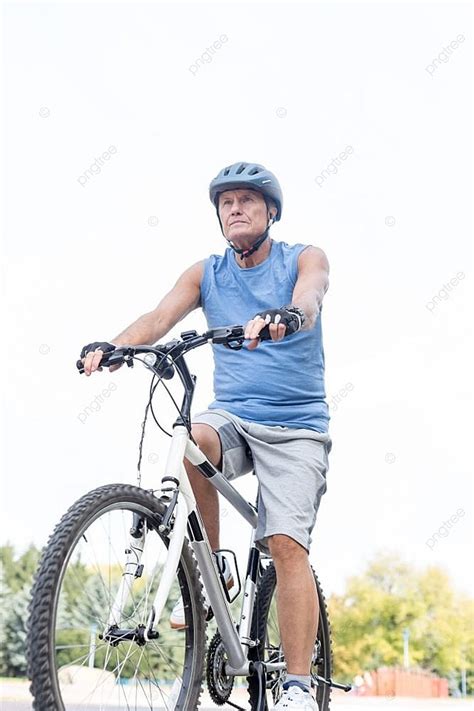 Atleta Sênior Andando De Bicicleta Contra O Céu Vetor Fundo E Imagem