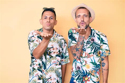 Joven Pareja Gay De Dos Hombres Con Sombrero De Verano Y Camisa Hawaiana Mirando A La C Mara