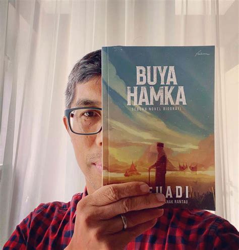 Sosok Ahmad Fuadi Dari Wartawan Jadi Penulis Buku Trilogi Negeri 5