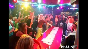 Beaucoup De Gang Bang Sur La Piste De Danse Pipes De Blondes Baise Sauvage XVIDEOS