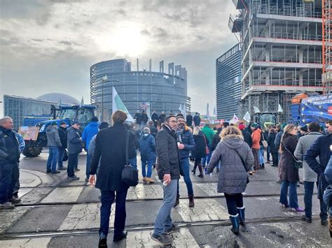 Protest Przed Parlamentem Europejskim W Strasburgu Wie Ci Rolnicze