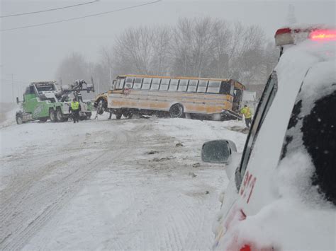 Un autobus scolaire se retrouve dans un champ à Saint-Mathias - Le