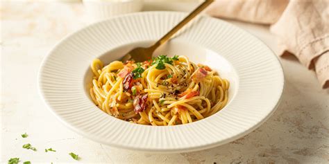 Спагетти карбонара — рецепт от ВкусВилл