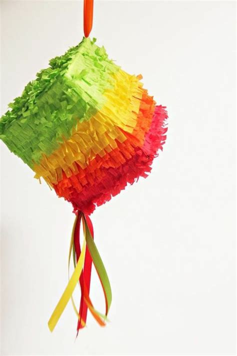Bunte Pinata in Form von Quadrat selber machen