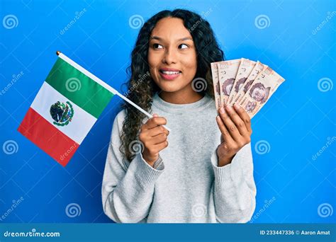 Joven Latina Con La Bandera Mexicana Y Los Billetes De Pesos Mexicanos Sonriendo Mirando A Un