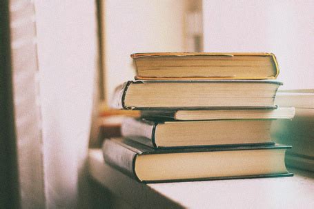 Фото Стопка книг на стуле в комнате