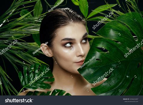 Beautiful Woman Green Leaves Charm Naked Stock Photo 1656623287 Shutterstock