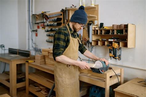 Premium Photo Woodworker Using Circular Saw Blade For Cutting Wood