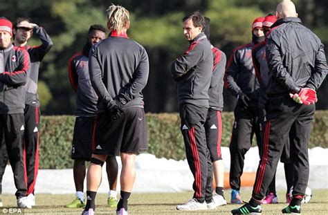 AC Milan V Barcelona Italians Have Bikini Clad Model Training With Them Daily Mail Online