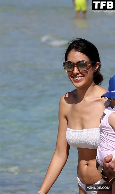 Sharon Fonseca Sexy Seen Flaunting Her Hot Bikini Body At The Beach In