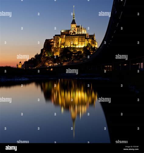 Une Image Couleur De R Flexions Du Mont Saint Michel Illumin Au