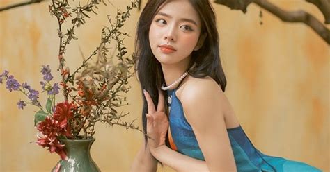 Hot Girl H Kinh T Qu C D N Khoe Vai Tr N G I C M Trong B Nh N Xu N B O D N Tr