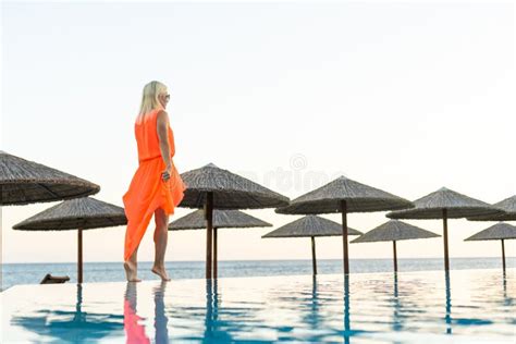 Mujer Sexy En Bikini Posando En La Piscina Balneario De Lujo Foto De Archivo Imagen De