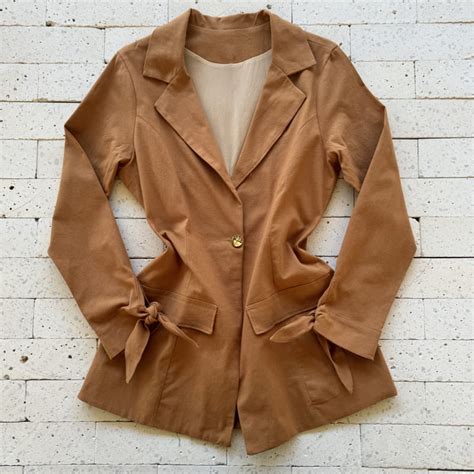 BLAZER LINHO NÓZINHO NO PUNHO NUDE Dondoca Moda Feminina