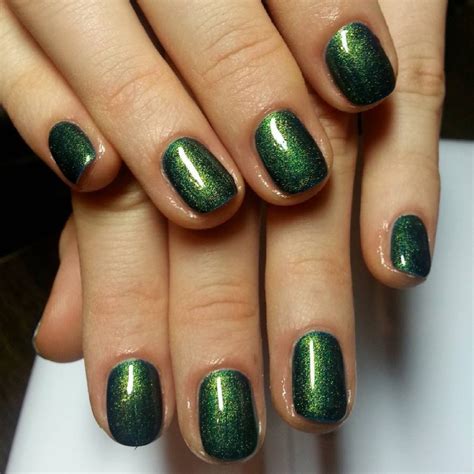 Маникюр под изумрудное платье (74 фото)