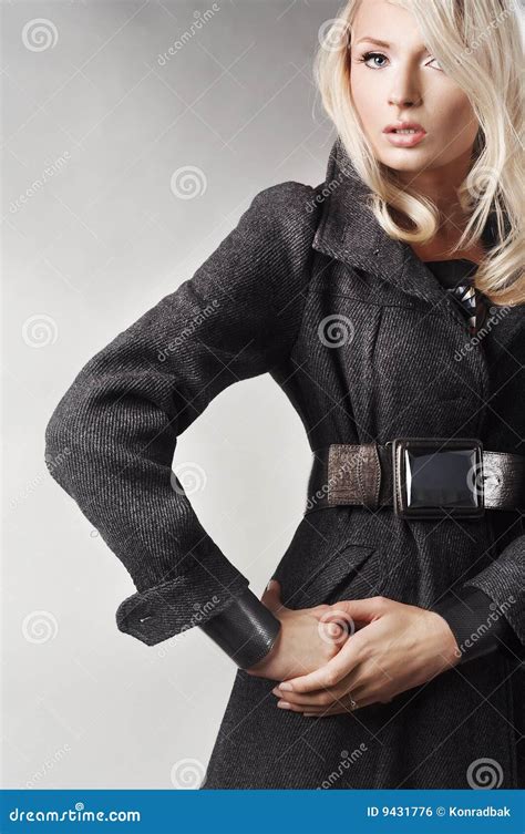 Blonde Hermoso Foto De Archivo Imagen De Manos Muchacha 9431776