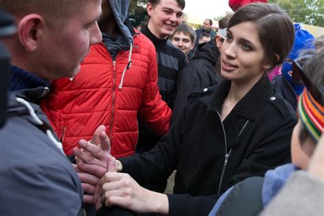 Pussy Riot Auftritt Mit Putin Kritik In Sotschi