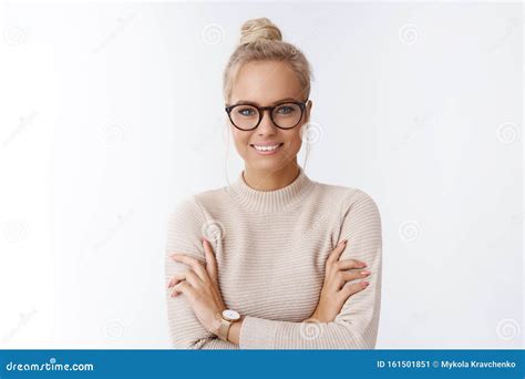 Sluiten Van Een Succesvolle Goed Uitziende Blonde Europese Vrouw In Een Bril Met Een Kapotte