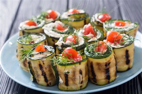 Rollos De Calabac N Con Queso Crema Tomates Y Eneldo Fondo