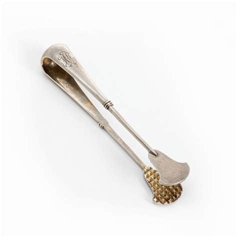 Щипцы для сахара лаконичной формы с вензелем и цветочным декором ...