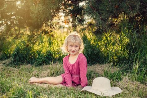 Schitterende Blonde Blanke Meid In Rode Roze Jurk Met Romig Slank Onbewerkt Haar Op Het Gemene